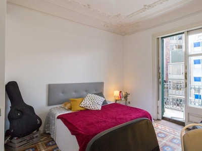 Se alquila habitación en apartamento de 9 dormitorios en el Eixample, Barcelona