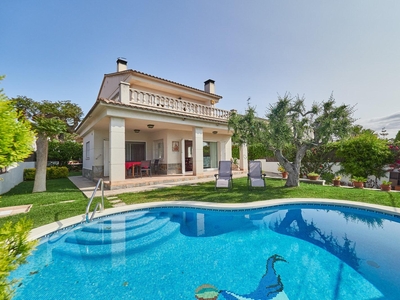 Venta de casa con piscina y terraza en Bellamar-Mas de la Mel (Calafell), L Estany