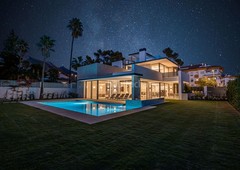 Casa villa moderna a estrenar ubicada en la zona ultra prime de la milla de oro , a un paseo de la playa y con vistas panorámicas al mar. en Marbella