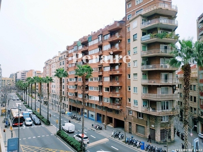 Alquiler Piso Barcelona. Piso de tres habitaciones en General Mitre 227. Segunda planta con balcón