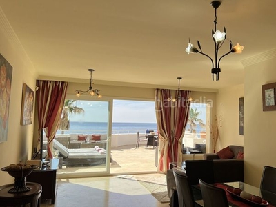 Apartamento piso en primera línea de playa con vistas impresionantes al mar en Estepona