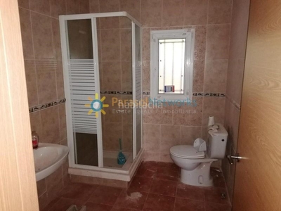 Chalet en venta con terrazas soleadas, a 500 metros de la playa en Oliva