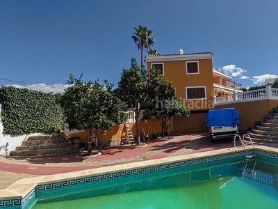 Chalet independiente con 6 dormitorios, 4 baños, piscina y garaje privado. en Málaga