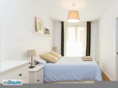 Elegante apartamento de 1 dormitorio con aire acondicionado y balcón para alquilar en Madrid Centro