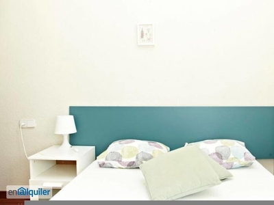 Precioso apartamento de dos dormitorios con balcón en Gracia, solo estudiantes de postgrado o trabajadores