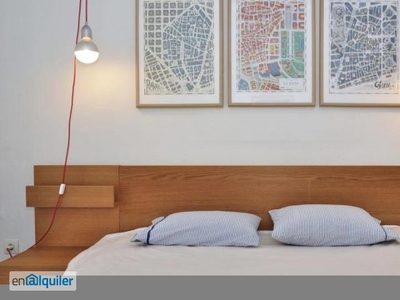 Renovado apartamento de 2 dormitorios con aire acondicionado y balcones en alquiler en El Raval