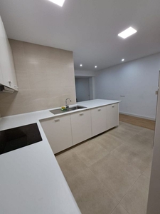 Alquiler de piso en Centro - Castellón de la Plana de 3 habitaciones con muebles y balcón