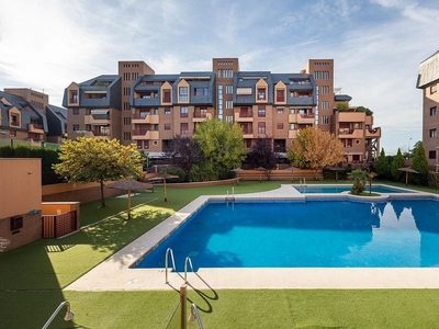 Ático en venta en Bola de Oro - Serrallo de 3 habitaciones con terraza y piscina