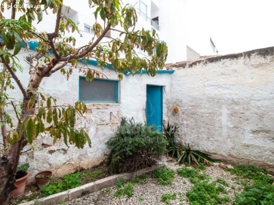 Casa en primera planta con un agradable patio en venta en Ciutadella.