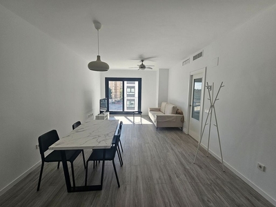 Piso en venta en avenida De Los Guindos de 2 habitaciones con terraza y garaje