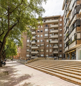 Piso en venta en avenida De Los Pinos de 4 habitaciones con terraza y garaje