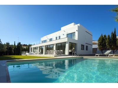 Villa de 5 dormitorios y 6 baños completamente renovada en Nueva Andalucía, Marbella