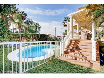 Villa en La Sierrezuela en Mijas-Costa con piscina, jardín y garaje privado.