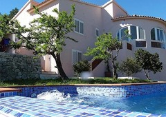 Villa con piscina y espléndidas vistas al mar