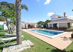 Villa con amplio jardín y piscina privada.