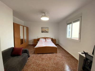 Alquiler habitacion de piso con terraza en Benalúa (Alicante)