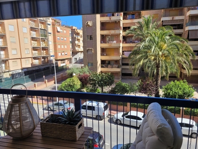 Apartamento en venta. Apartamento en Santa Pola situado en una zona centrica a 50 metros de la playa y del paseo del puerto. Ascensor y A/A