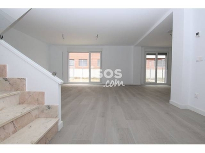 Casa adosada en venta en Calle Aljibe