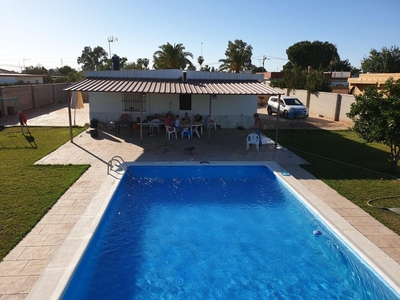 Venta de casa con piscina en Utrera, Urbanizacion Casablanca