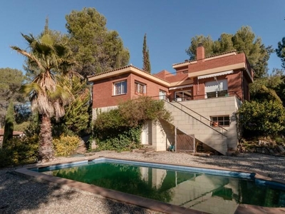 Casa con terreno en Abrera