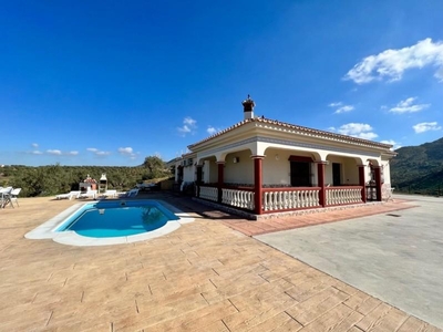 Casa con terreno en Alora