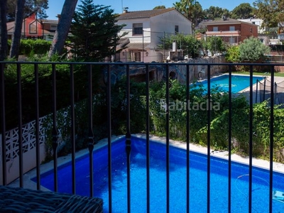 Casa reformada, con jardín y piscina en Montmar Castelldefels