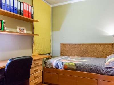 Habitación ordenada en alquiler en el apartamento de 4 dormitorios en Eixample Dreta
