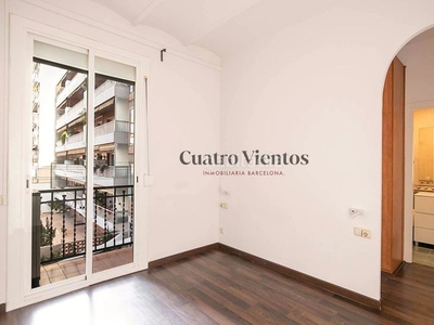 Piso alto con balcón en l’esquerra de l’eixample, en venta en Barcelona