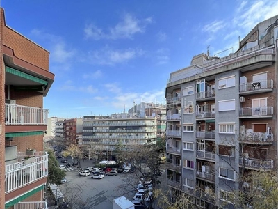 Piso con 4 habitaciones con ascensor en Navas Barcelona