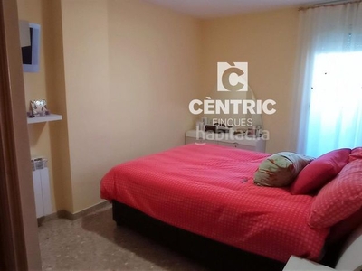 Piso en venta , con 115 m2, 4 habitaciones y 2 baños y ascensor. en Terrassa