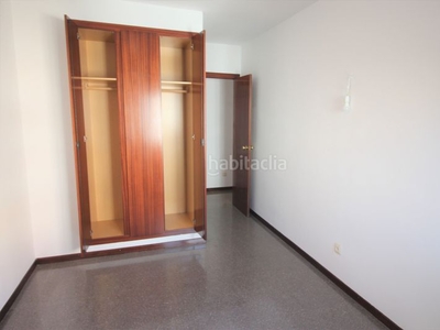 Piso totalmente exterior de 80m2, 3 habitaciones, amplio salón, dos baños, balcón y calefacción en Barcelona