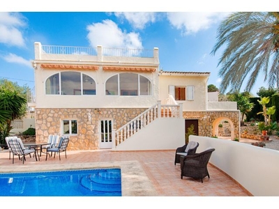 VILLA CON VISTAS AL MAR BIEN MANTENIDA CERCA DEL CENTRO Y LA PLAYA DE MORAIRA