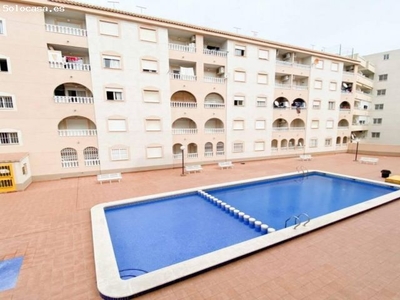 VIVIENDA CON PISCINA, EN EL CENTRO DE TORREVIEJA