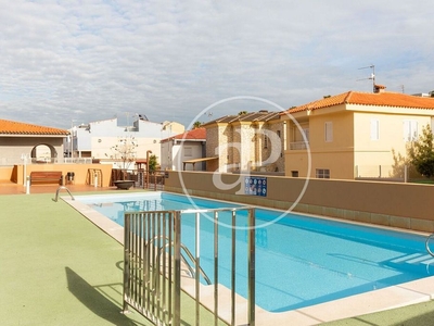 Alquiler de ático en Chilches (Castellón/Castelló) de 2 habitaciones con terraza y piscina