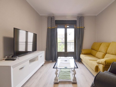 Alquiler de piso en Centro - Salamanca de 4 habitaciones con muebles y balcón