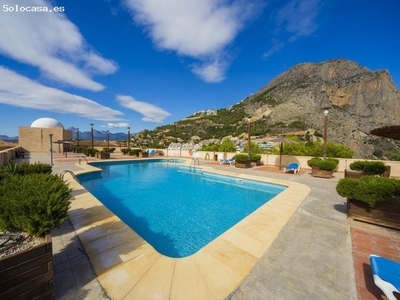 Apartamento de dos habitaciones con amplia terraza con vistas a la montaña.