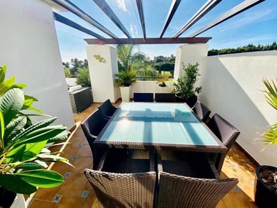 Ático en venta en urbanización Los Monteros de 3 habitaciones con terraza y piscina