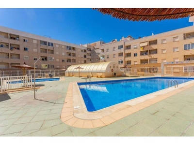 Enorme apartamento con vistas abiertas, piscina y dos plazas de garaje incluidas en el precio!!