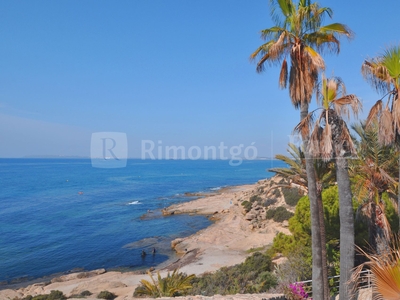 Exclusiva propiedad ubicada en primera linea de Playa con acceso directo al mar en la Cala Palmera, con mucha privacidad.