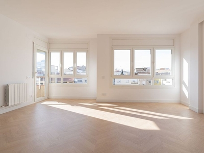 Piso en alquiler en Eixample Nord – La Devesa de 4 habitaciones con balcón y aire acondicionado