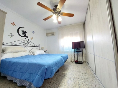 Piso en venta en calle Don Teodomiro de 4 habitaciones con terraza y aire acondicionado