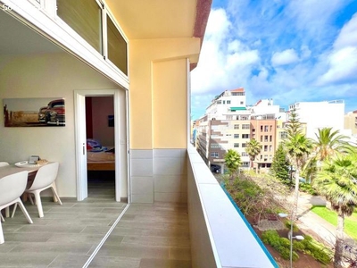 Un apartamento de dos dormitorios en primera linea de playa en Las Canteras