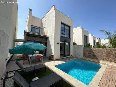 Villa moderna con piscina en Villamartin
