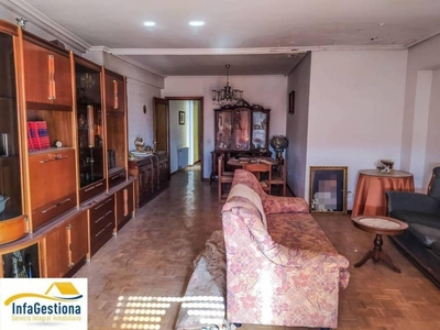 Venta Piso Valdepeñas. Piso de cuatro habitaciones A reformar