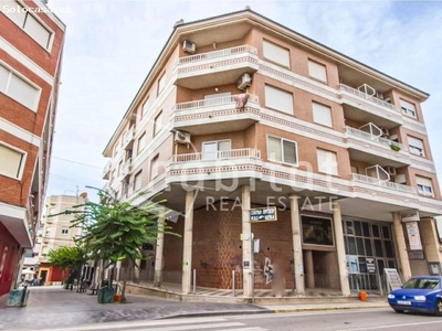 Apartamento en primera planta con 3 dormitorios y 2 baños en alquiler en Los