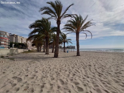 Chalet en primera línea de playa, ideal para invertir.