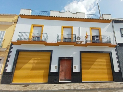 Venta de casa con terraza en El Cuervo de Sevilla