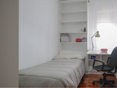 Alquiler de habitaciones en piso de 4 dormitorios en Fontarrón, Madrid