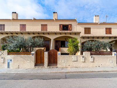 Casa adosada con porche, gran terraza y garaje en Clarà! Venta Clará