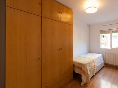 Dormitorio en luminoso apartamento de 4 dormitorios con balcón para ren